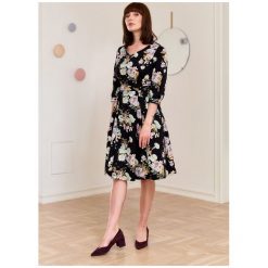 Sukienka Lotis Pulsatilla czarna 32 czarny. Czarne sukienki damskie s, w paski, z elastanu, bez kołnierzyka, bez rękawów, dopasowane. Za 497,00 zł.