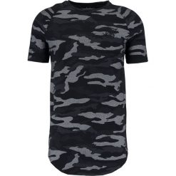 T-shirty męskie: SIKSILK SIKSILK CURVED HEM Tshirt z nadrukiem black camo
