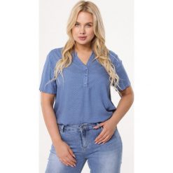 Niebieska Bluzka Clay. Niebieskie bluzki damskie Born2be, xl, bez wzorów, ze stójką, z krótkim rękawem. Za 59,99 zł.