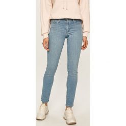 Levi's - Jeansy 712. Czerwone jeansy damskie Levi's®, s. W wyprzedaży za 379,90 zł.