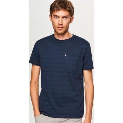 Prążkowany t-shirt z kieszonką - Granatowy. Niebieskie t-shirty męskie Reserved, l, prążkowane. W wyprzedaży za 29,99 zł.