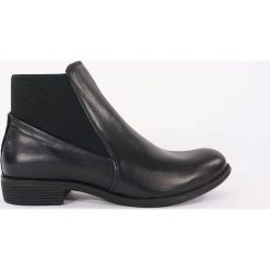 BOTKI DAMSKIE SOP 1035/5 CZA. Botki damskie SOPHIE, ze skóry, bez obcasa, bez zapięcia. Za 159,00 zł.