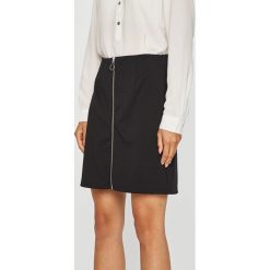 Vero Moda - Spódnica. Czarne spódniczki damskie Vero Moda, na co dzień, s, bez wzorów, z elastanu, casualowe, mini, proste. W wyprzedaży za 59,90 zł.