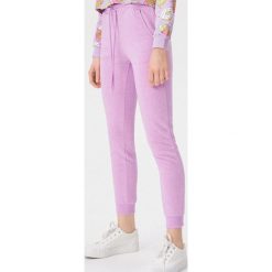 Spodnie dresowe - Fioletowy. Fioletowe spodnie damskie Sinsay, s, z dresówki. Za 39,99 zł.