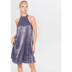 Plisowana sukienka z dekoltem halter - Niebieski. Niebieskie sukienki damskie Mohito, s, bez wzorów, bez kołnierzyka, bez rękawów. W wyprzedaży za 29,99 zł.