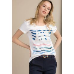 Bluzka z wakacyjnym motywem. Bluzki damskie Monnari, bez wzorów, z bawełny, wakacyjne, bez kołnierzyka. Za 39,95 zł.