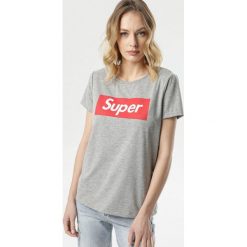 Szary T-shirt Pallerephis. Szare bluzki damskie Born2be, s, bez wzorów, bez kołnierzyka. W wyprzedaży za 44,99 zł.