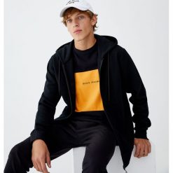 Koszulka z panelami z napisem. Koszulki męskie Pull&Bear, m, z napisami, bez kołnierzyka, z krótkim rękawem, krótkie. Za 59,90 zł.