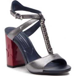 Sandały TOMMY HILFIGER - Rubberized Chain Sandal FW0FW03987 Light Silver 016. Szare klapki damskie TOMMY HILFIGER, bez wzorów, ze skóry ekologicznej, bez obcasa, na obcasie. W wyprzedaży za 439,00 zł.