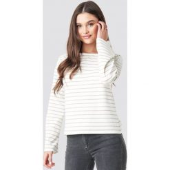 NA-KD Boat Neck Striped Top - White,Beige. Brązowe topy damskie NA-KD, w paski, bez kołnierzyka. Za 121,95 zł.