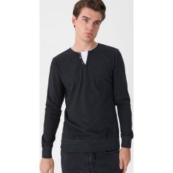Koszulka longsleeve z guzikami - Czarny. Czarne koszulki męskie House, s, bez wzorów, bez kołnierzyka, bez rękawów. Za 69,99 zł.