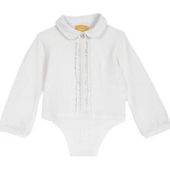 Body w kolorze białym. Białe body niemowlęce marki Chicco, z bawełny. W wyprzedaży za 59,95 zł.