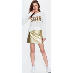 SWETER DAMSKI Z CEKINOWYM NAPISEM. Białe swetry damskie TROLL, na zimę, xs, z aplikacjami, z dzianiny, eleganckie, bez rękawów, bez kaptura. W wyprzedaży za 24,99 zł.