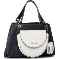 Torebka LIU JO - M Satchel Icon NA0167 E0502 Midnight/Bia B3731. Niebieskie torebki klasyczne damskie Liu Jo, z aplikacjami, ze skóry ekologicznej, klasyczne, zdobione, bez dodatków. W wyprzedaży za 409,00 zł.