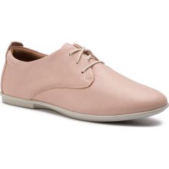 Oxfordy CLARKS - Un Coral Lace 261403604 Blush Leather. Różowe półbuty damskie Clarks, bez obcasa, na płaskiej podeszwie, bez zapięcia. Za 389,00 zł.