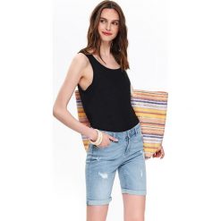 Jeansowe szorty. Niebieskie szorty damskie Top Secret, na lato, bez wzorów, z jeansu. W wyprzedaży za 44,99 zł.