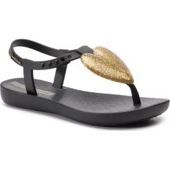 Sandały IPANEMA - Charm III Kids 82544 Black/Gold 20368. Czarne sandały dziewczęce Ipanema, z tworzywa sztucznego, bez zapięcia. Za 89,99 zł.