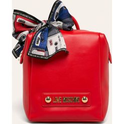 Love Moschino - Plecak. Czerwone plecaki damskie Love Moschino, bez wzorów, z materiału, eleganckie. W wyprzedaży za 579,90 zł.