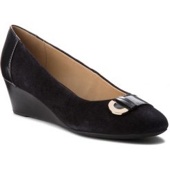 Półbuty GEOX - D Floralie A D74T4A 021BC C9999 Black. Czarne półbuty damskie Geox, na co dzień, bez wzorów, z zamszu, bez obcasa, na koturnie, bez zapięcia. W wyprzedaży za 249,00 zł.