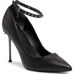 Szpilki GUESS - Oleana FL8OLA LEA08 BLACK. Czarne półbuty damskie Guess, z aplikacjami, ze skóry ekologicznej, bez obcasa, na obcasie, bez zapięcia. W wyprzedaży za 619,00 zł.