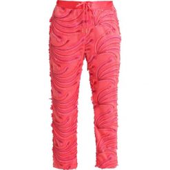 Karen by Simonsen DREAM PANTS Spodnie materiałowe paradise pink. Czerwone spodnie damskie Karen by Simonsen, bez wzorów, z poliesteru. Za 629,00 zł.