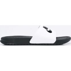 Nike Sportswear - Klapki Benassi Just Do It. Białe kapcie męskie marki Nike Sportswear, z materiału. Za 99,90 zł.