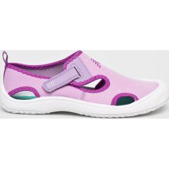 New Balance - Sandały dziecięce K2013WP. Różowe sandały dziewczęce New Balance, z materiału, z okrągłym noskiem, bez zapięcia. Za 119,90 zł.
