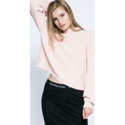 Calvin Klein Jeans - Sweter. Różowe swetry klasyczne damskie marki Calvin Klein Jeans, s, z bawełny. W wyprzedaży za 299,90 zł.
