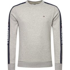 Bluza Tommy Jeans Tjm Branded Tape Crew DM0DM07880. Szare bluzy męskie Tommy Jeans, xl, bez wzorów, z bawełny, bez kołnierzyka, bez rękawów, bez kaptura. Za 389,00 zł.