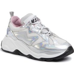 Sneakersy MSGM - Scarpa Donna 2742MDS2086 707 90 Biały Srebrny. Szare półbuty damskie MSGM, bez wzorów, z zamszu, bez obcasa, na płaskiej podeszwie, bez zapięcia. W wyprzedaży za 1419,00 zł.