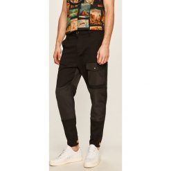 Desigual - Spodnie. Czarne spodnie męskie Desigual, bez wzorów, z elastanu. Za 499,90 zł.