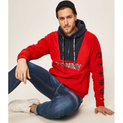 Tommy Jeans - Bluza. Czerwone bluzy męskie xl, z aplikacjami, z poliesteru, z kapturem, krótkie. Za 649,90 zł.
