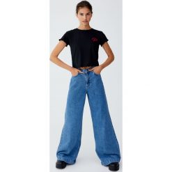 Koszulka basic z haftem. Zielone bluzki damskie marki Pull&Bear, z haftami, z długim rękawem. Za 49,90 zł.