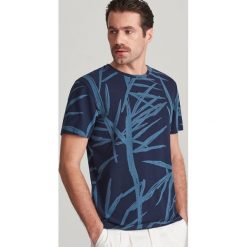 Wzorzysty t-shirt - Granatowy. Niebieskie t-shirty męskie Reserved, s, bez wzorów, bez kołnierzyka. Za 59,99 zł.