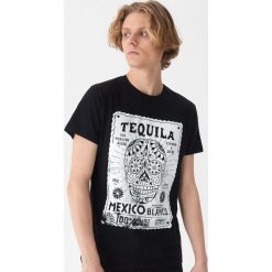 T-shirt z nadrukiem Tequila - Czarny. Czarne t-shirty męskie House, s, z nadrukiem, bez kołnierzyka. Za 39,99 zł.