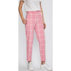Vero Moda - Spodnie. Różowe spodnie damskie Vero Moda, z haftami, z elastanu, casualowe. W wyprzedaży za 99,90 zł.