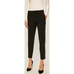 Dkny - Spodnie. Czarne spodnie damskie DKNY, z haftami, z poliesteru. Za 449,90 zł.