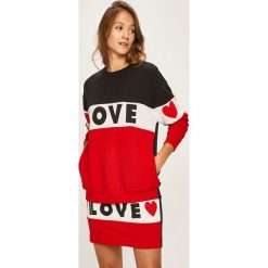 Love Moschino - Bluza. Czerwone bluzy damskie Love Moschino, m, z nadrukiem, z bawełny, bez rękawów, bez kaptura. Za 849,90 zł.