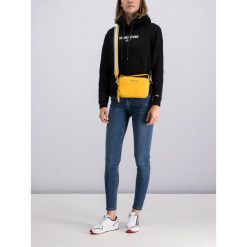 Bluza Tommy Jeans Tjw Metallic DW0DW06776. Czarne bluzy damskie Tommy Jeans, s, bez wzorów, z bawełny, bez rękawów, bez kaptura. W wyprzedaży za 309,00 zł.
