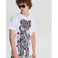 Koszulka z motywem zombie - Biały. Białe koszulki męskie Cropp, s, bez wzorów, bez kołnierzyka, bez rękawów. Za 39,99 zł.