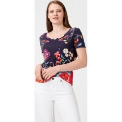 Desigual Koszulka Niebieski Wielokolorowy. Niebieskie koszulki damskie Desigual, s, w kwiaty, z wiskozy, bez kołnierzyka, z krótkim rękawem. Za 223,95 zł.
