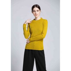 Sweter w kolorze żółtym. Żółte swetry damskie Swetry na chłodne dni, bez wzorów, bez rękawów, bez kaptura. W wyprzedaży za 89,95 zł.