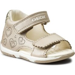Sandały GEOX - B S. Tapuz G. B B820YB 044AJ C0871 M Beige/Gold. Żółte sandały dziewczęce Geox, ze skóry ekologicznej, bez zapięcia. W wyprzedaży za 179,00 zł.