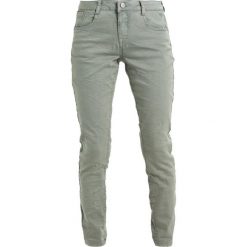 Cream LOTTE Jeansy Slim Fit olive. Zielone rurki damskie marki Cream. Za 299,00 zł.