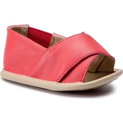 Kapcie EMU AUSTRALIA - Aldina Baby B11958 Coral. Różowe sandały dziewczęce EMU Australia, ze skóry, bez zapięcia. W wyprzedaży za 109,00 zł.