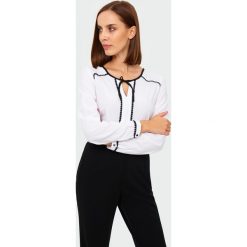 Elegancka bluzka z kontrastowymi lamówkami. Bluzki damskie Greenpoint, bez wzorów, z poliesteru, eleganckie, z kontrastowym kołnierzykiem, bez rękawów. Za 89,99 zł.