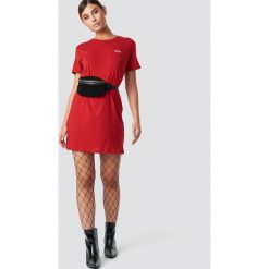 NA-KD T-shirtowa sukienka Babe - Red. Czerwone sukienki mini marki NA-KD, z nadrukiem, z okrągłym kołnierzem, proste. Za 80,95 zł.