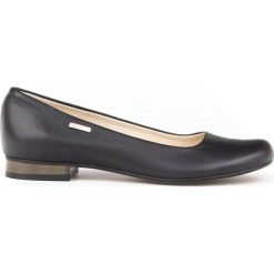 Baleriny na niskim obcasie - skóra naturalna - model 008 - kolor czarny. Czarne baleriny damskie Zapato, bez wzorów, ze skóry, eleganckie, na niskim obcasie, na płaskiej podeszwie. W wyprzedaży za 209,30 zł.
