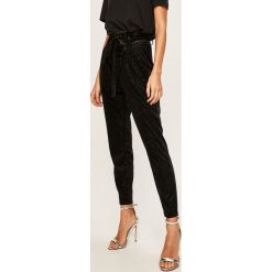 Vero Moda - Spodnie. Czarne spodnie damskie Vero Moda, s, z haftami, z elastanu, casualowe. W wyprzedaży za 119,90 zł.