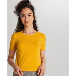 Koszulka basic z krótkim rękawem - Żółty. Żółte koszulki damskie Cropp, xs. W wyprzedaży za 9,99 zł.